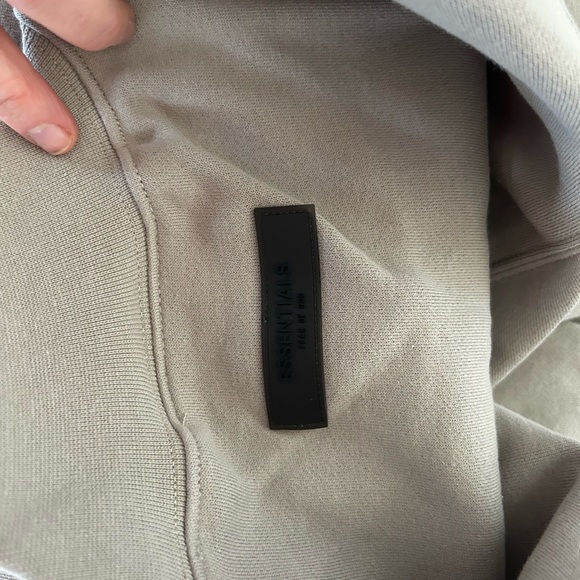 Essentials men’s crewneck size M in colour smoke. - Picture 2 of 5